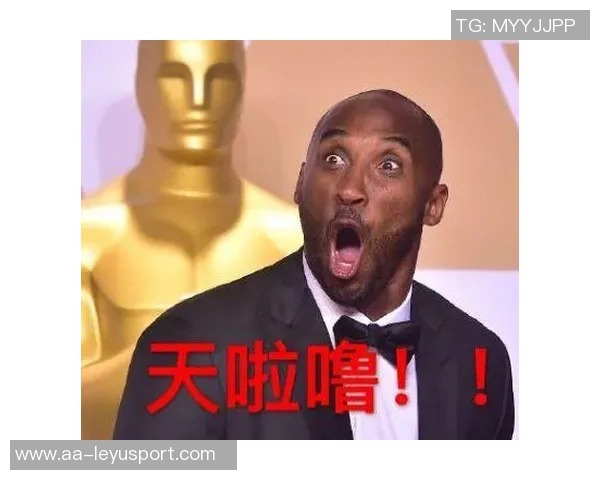 尼克斯新秀科勒克致敬科比与冠军奖杯合影展现传奇风范 尼克斯新秀科勒克致敬科比与冠军奖杯合影展现传奇风范