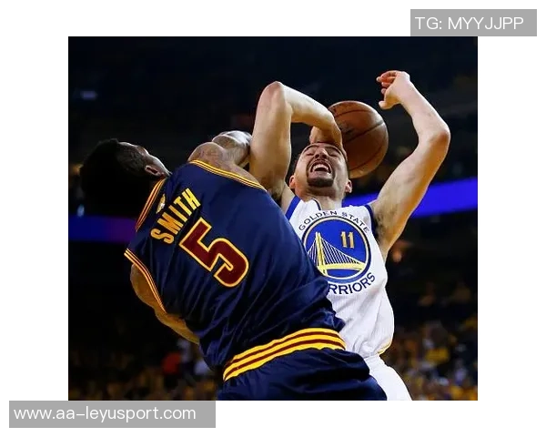 弗里曼防守丹尼斯三分时垫脚被判定为一级恶意犯规引发争议