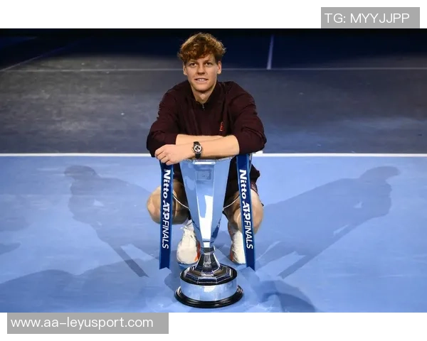 意大利国家队主帅斯帕莱蒂现场观赛ATP总决赛与冠军辛纳亲密合影