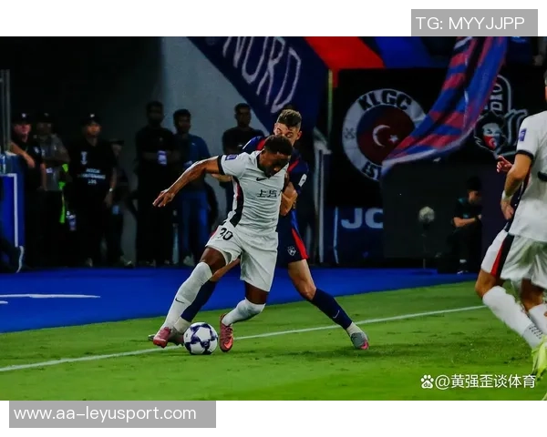 孔塞桑伊尔迪兹华丽过人连连挑战防线前者射门被挡精彩瞬间引发全场欢呼 孔塞桑伊尔迪兹华丽过人连连挑战防线前者射门被挡精彩瞬间引发全场欢呼