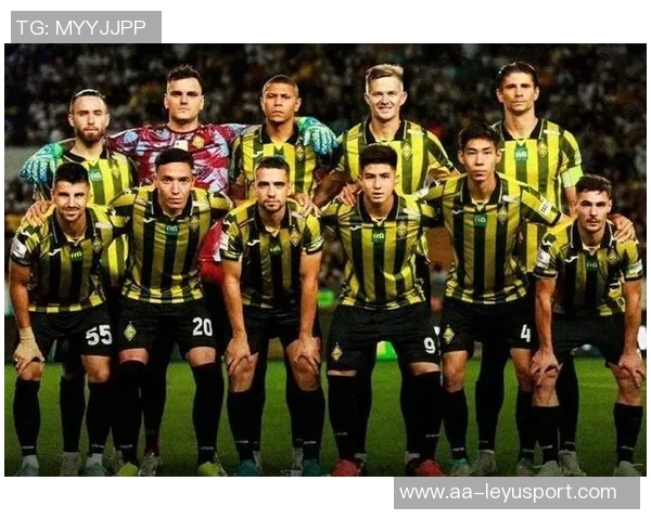 阿拉木图凯拉特门将母亲因年轻外貌走红球迷误以为是姐弟关系